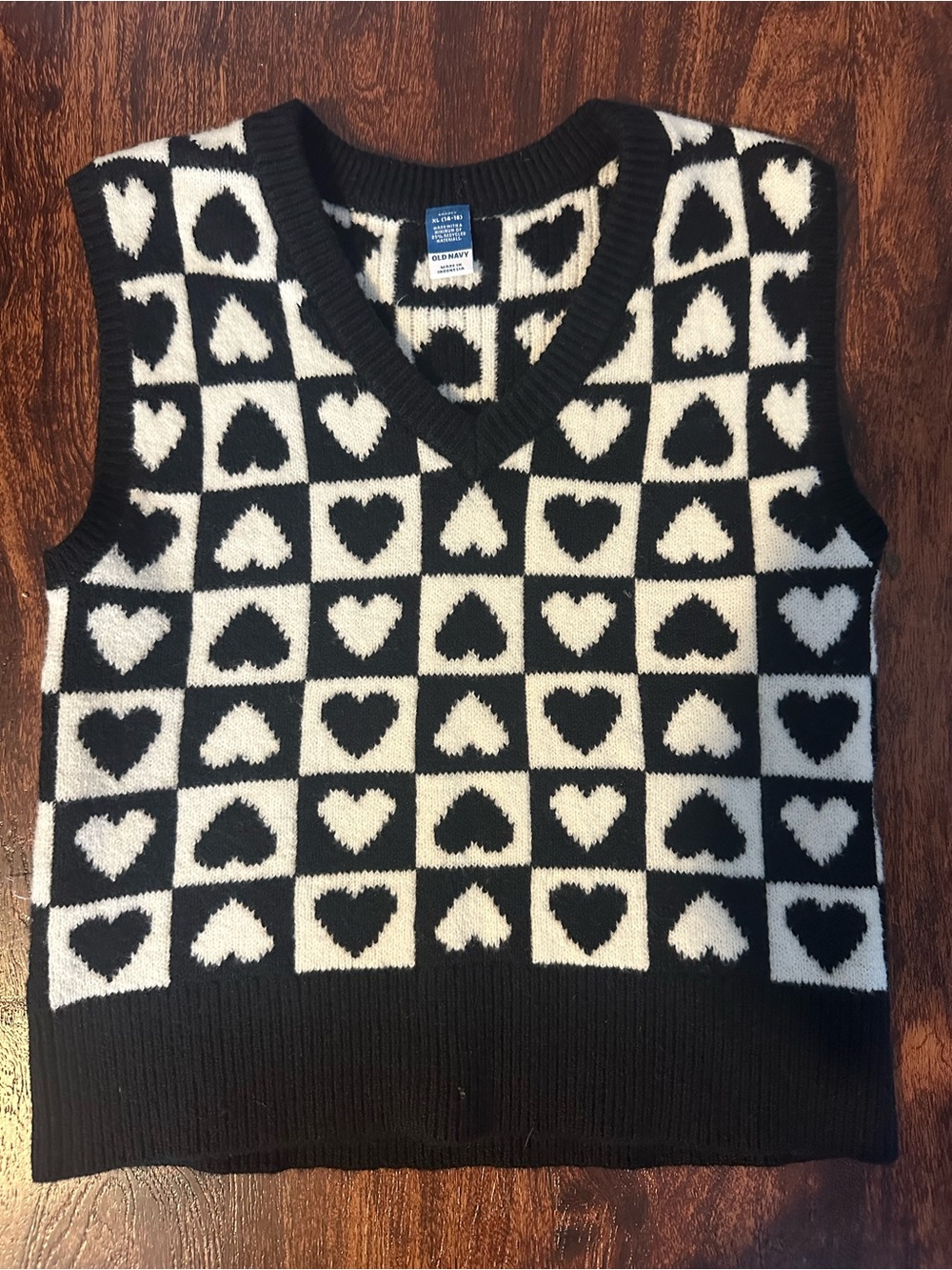Girls Old Navy Black & White Heart Checker V‑Neck Sweater Vest